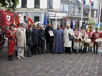 905300 Afbeelding van een gekostumeerde delegatie uit de Italiaanse provincie Arezzo, met vaandeldragers, trompetters ...